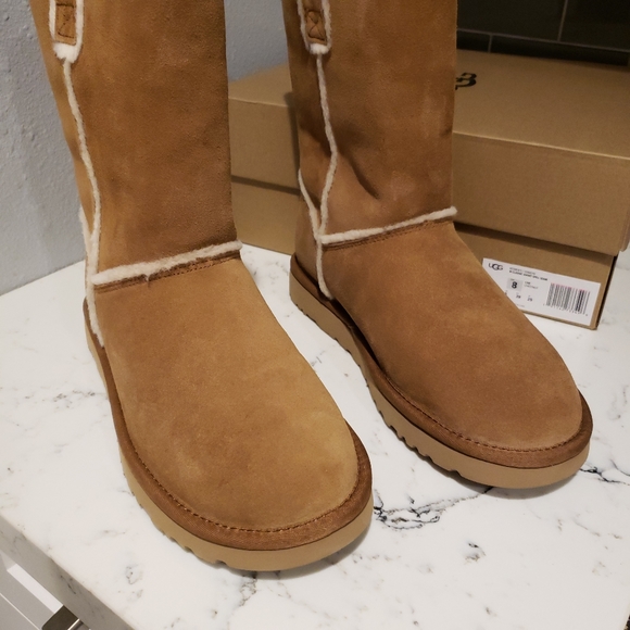UGG Classic Short Spill Seam Boots - Picture 2 of 8